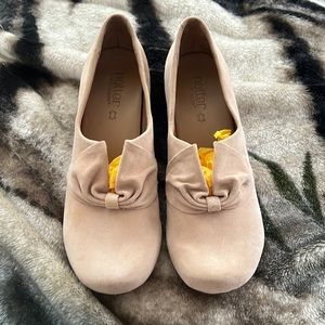 hotter brand, comfort concept. Size 7.5 cream color